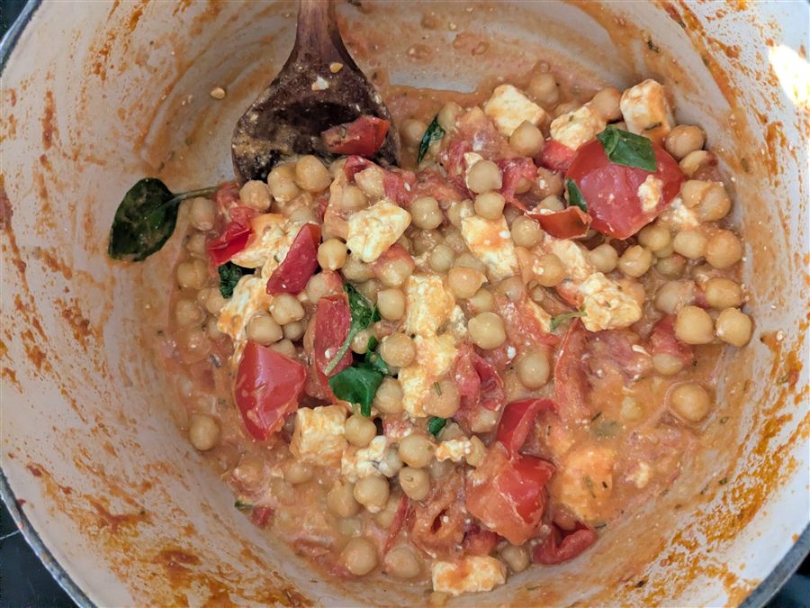 Selbst gekochter Kichererbsen-Eintopf mit Tomaten, Feta und Basilikum im Topf